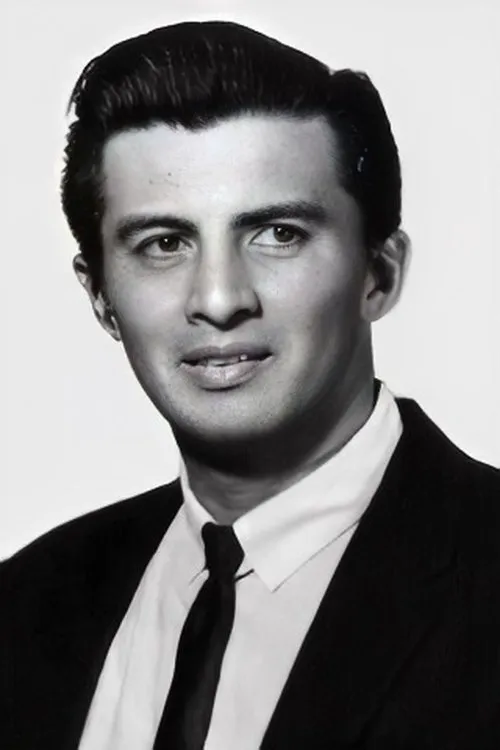 Cesar Ramirez interpretando a 