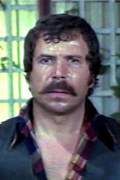 Çetin Başaran interpretando a