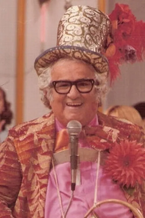 Chacrinha interpretando a 