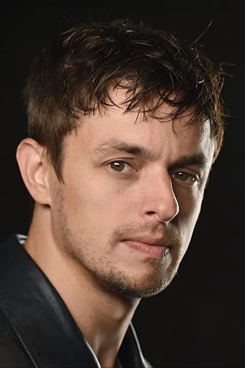 Chad Addison interpretando a DJ