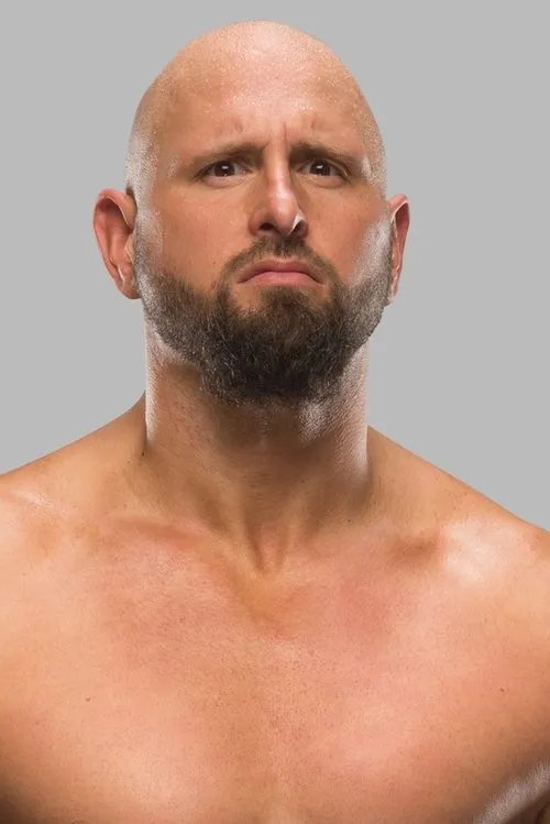 Chad Allegra interpretando a Karl Anderson