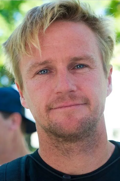 Chad Bartie interpretando a Himself