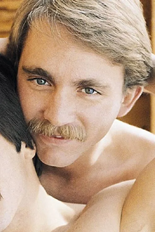 Chad Benson interpretando a