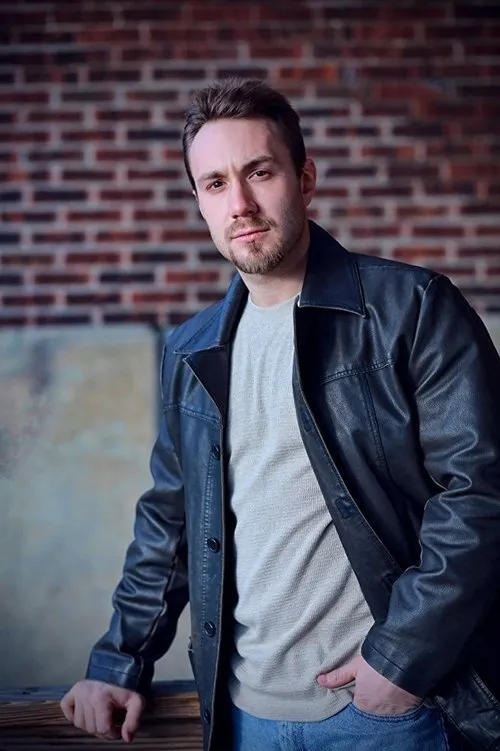 Chad Conley interpretando a Chris