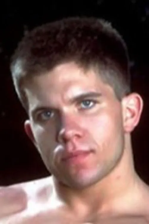 Chad Savage interpretando a 