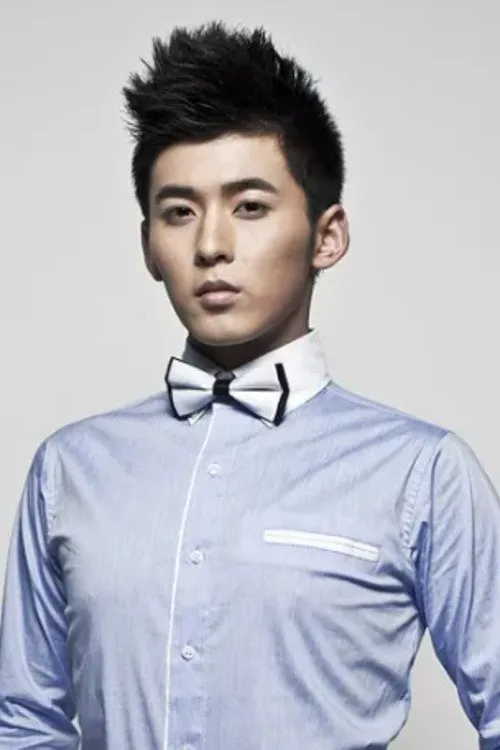 Chai Ge interpretando a Emperor