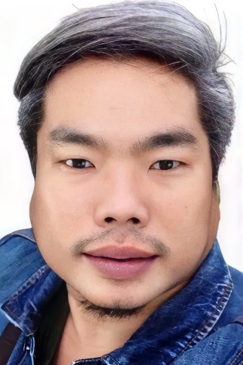 Chalerm Yamchamang interpretando a Khong