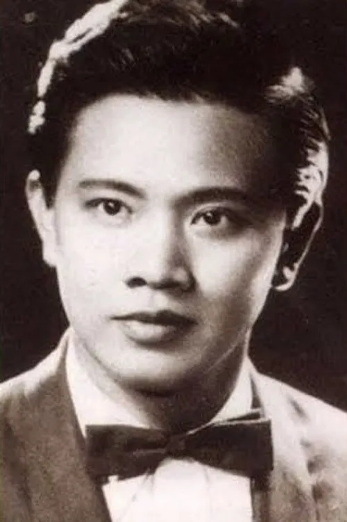 Chalie Intravichit interpretando a Dr. Thanin