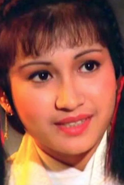 Chan Pui-Sai interpretando a Lily