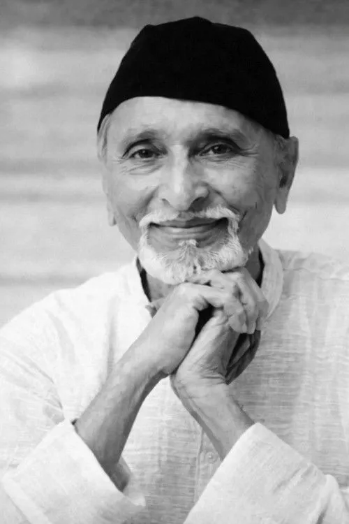 Chandrakant Gokhale interpretando a Keshav Joshi