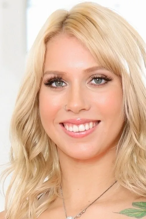 Chanel Grey interpretando a 