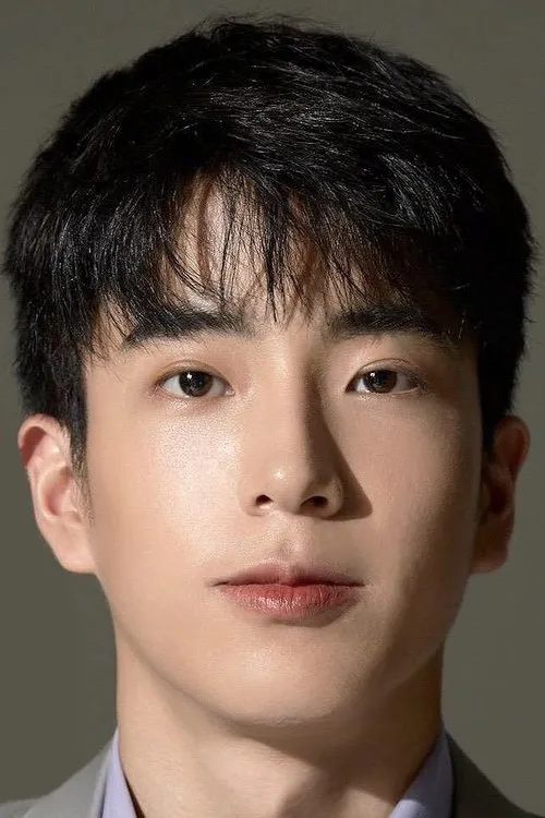 ชานน สันตินธรกุล interpretando a Cheung Yiu Jo