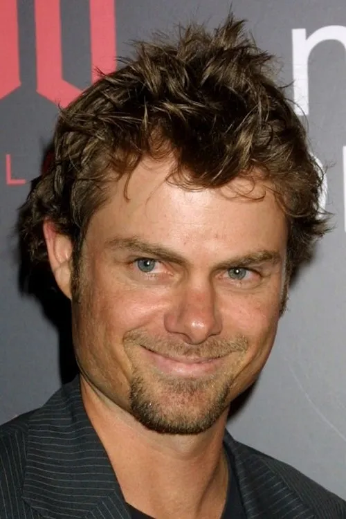 Channon Roe interpretando a Lewis