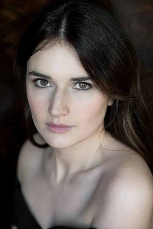 Charleigh Bailey interpretando a Charlene