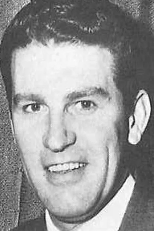 Charles Braswell interpretando a Self / Larry