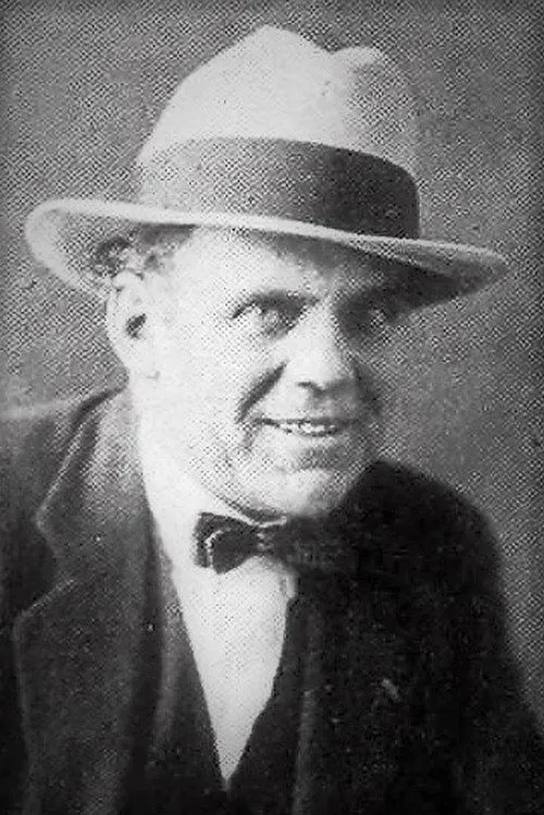 Charles Force interpretando a Hawkins