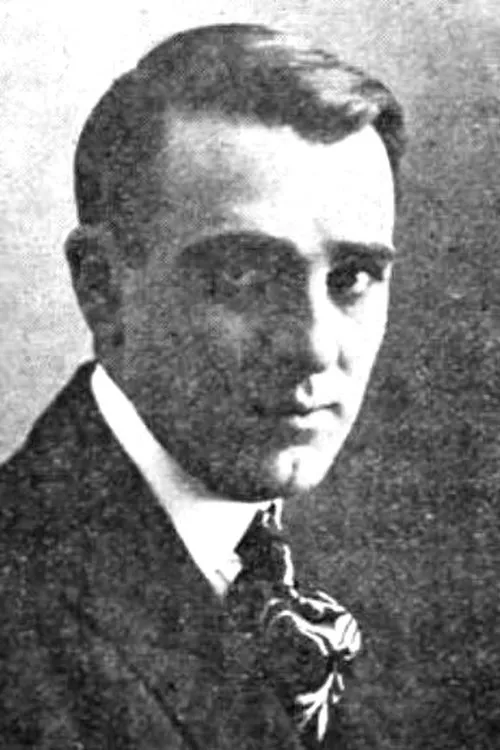 Charles Gunn interpretando a Paul