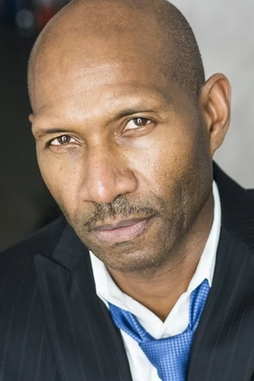 Charles Holt interpretando a Angel