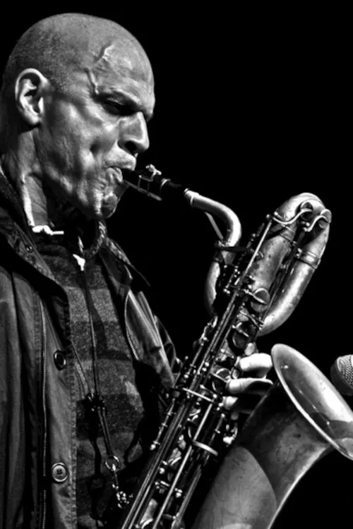 Charles Papasoff interpretando a Saxophonist