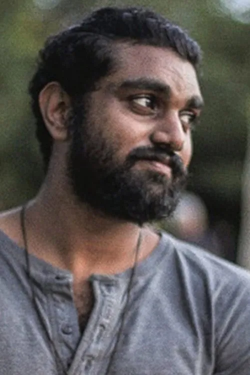 Charles Roberts interpretando a Lieutenant Atilla