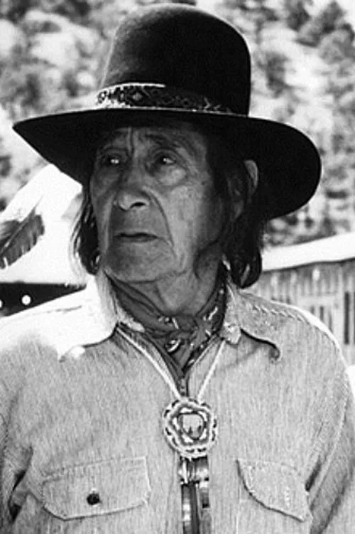 Charles White-Eagle interpretando a Building Inspector