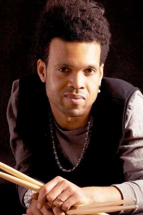 Charley Drayton interpretando a Himself