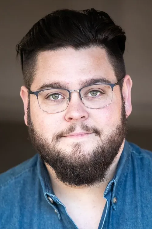 Charley Koontz interpretando a Zain