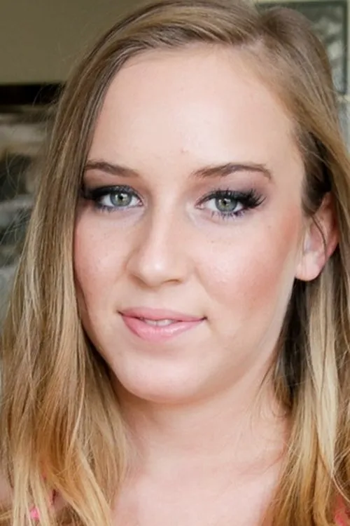 Charli Acacia interpretando a