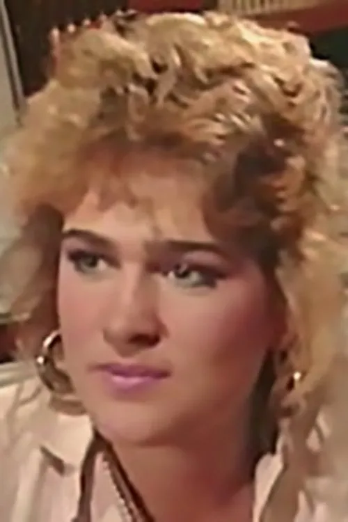 Charli St. Cyr interpretando a The Bartender's Wife