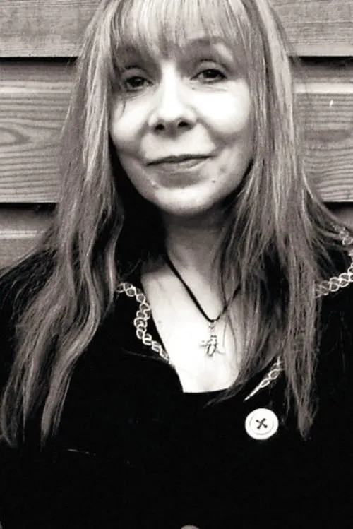 Charlie Dore interpretando a Susan Barrington