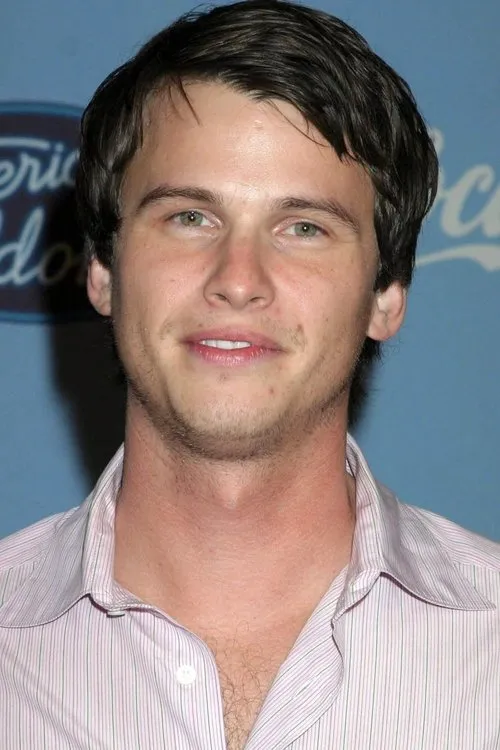 Charlie Finn interpretando a Hank