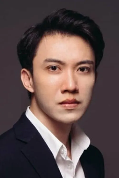 Charlie Goh interpretando a REC Tan Wei Ming