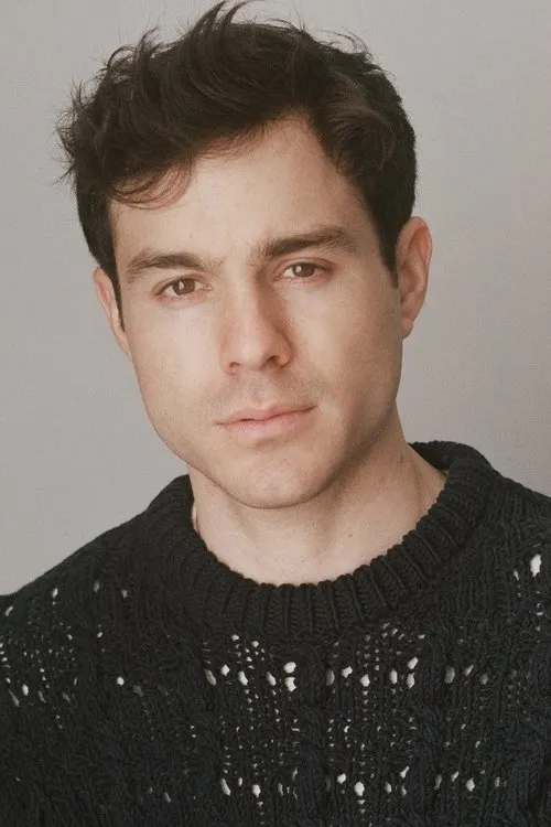 Charlie Solis interpretando a Bilbo