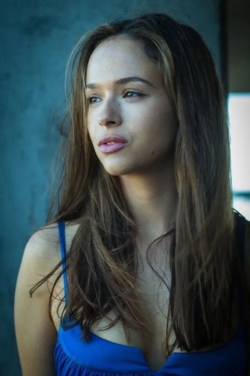 Charlotte Benesch interpretando a Restaurant Patron