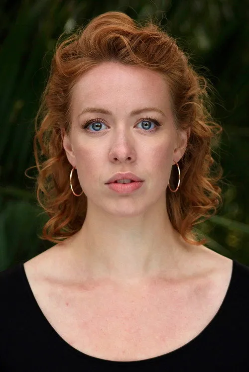 Charlotte Bloomsbury interpretando a Aine
