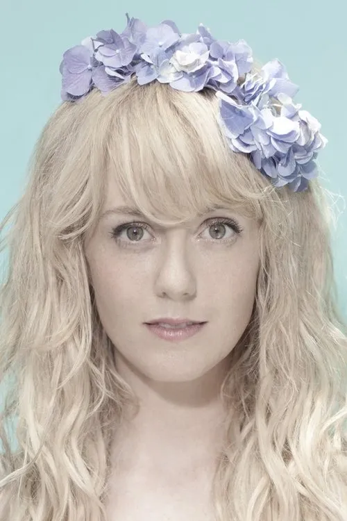 Charlotte Kate Fox interpretando a Grace 'Hollywood'