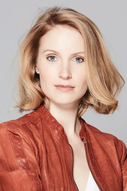 Charlotte Legault interpretando a Parker