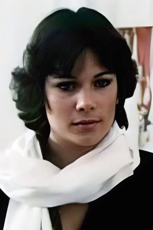 Charlotte Millet interpretando a