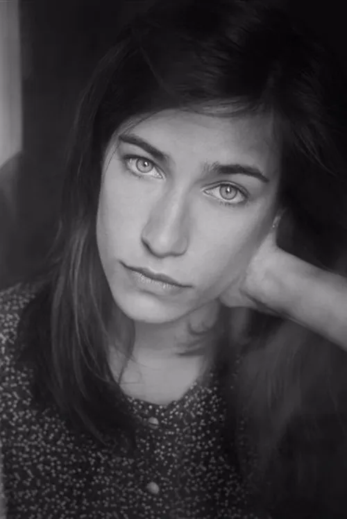 Charlotte Van Bervesselès interpretando a Héloïse