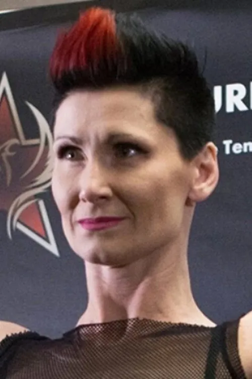 Charmaine Tweet interpretando a Self