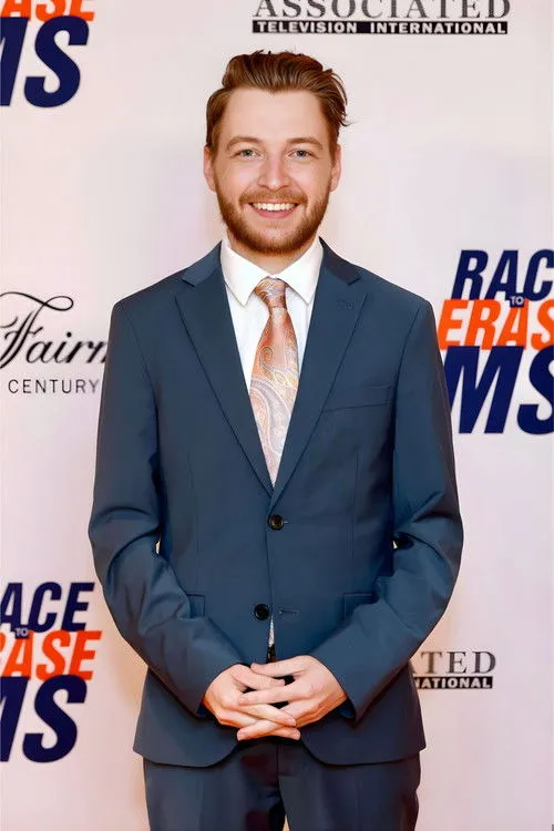 Chase Crawford interpretando a Noah