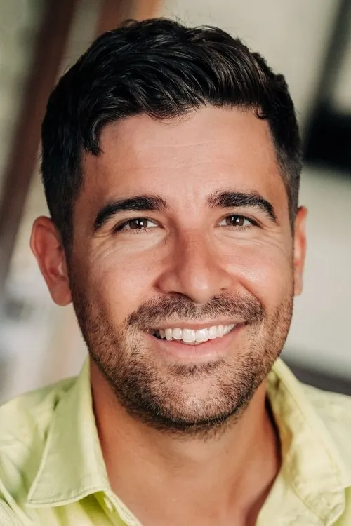 Chase Giacomo interpretando a Christian Baker