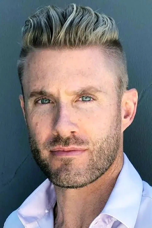 Chase Hoyt interpretando a Lt. Grady