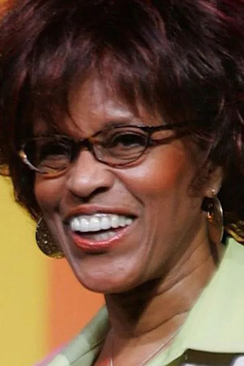 Chelsea Brown interpretando a Miss Wallach