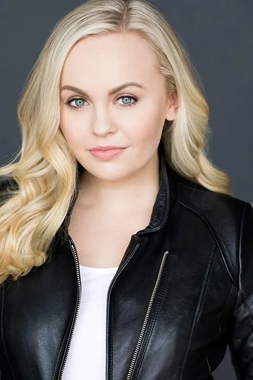 Chelsea Rae Bernier interpretando a Athena