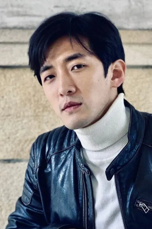 Cheng-Chun Chung interpretando a Nova's Teacher