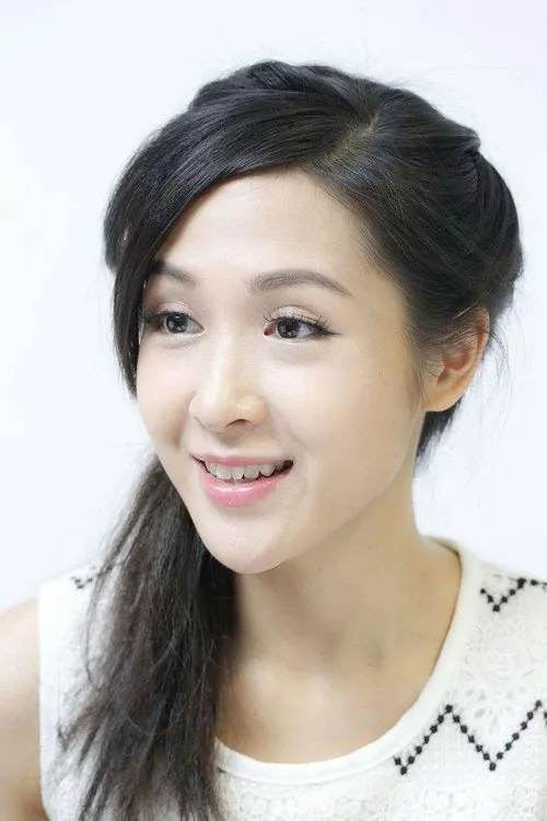 Cherry Pau interpretando a Emma (as Hong-Yee Pau)