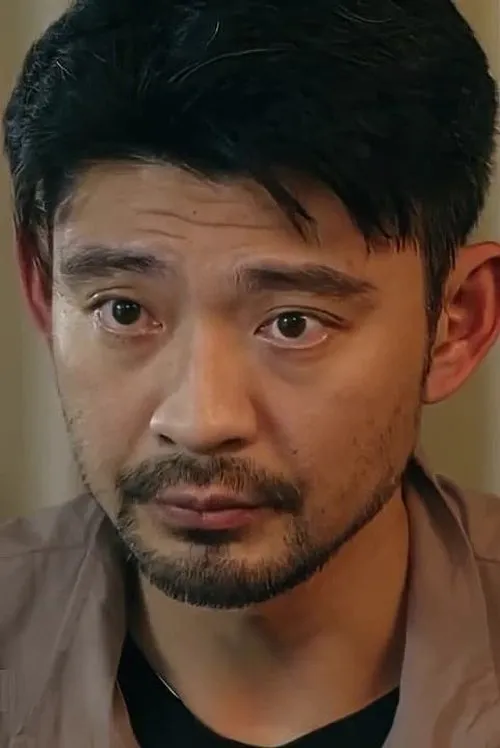 Chrisfly Hu ha trabajado con Chet Hung en 1 ocasiones