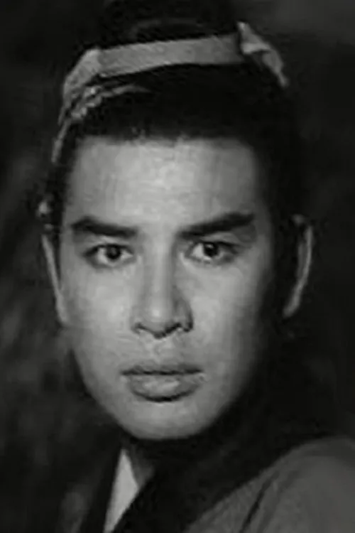 Cheung Ching interpretando a Commissioner Suen