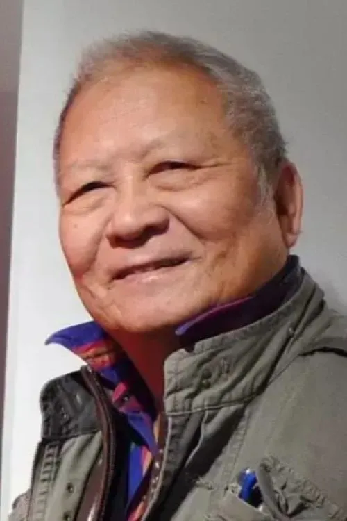 Cheung Yee interpretando a Cheung Chi-kwong